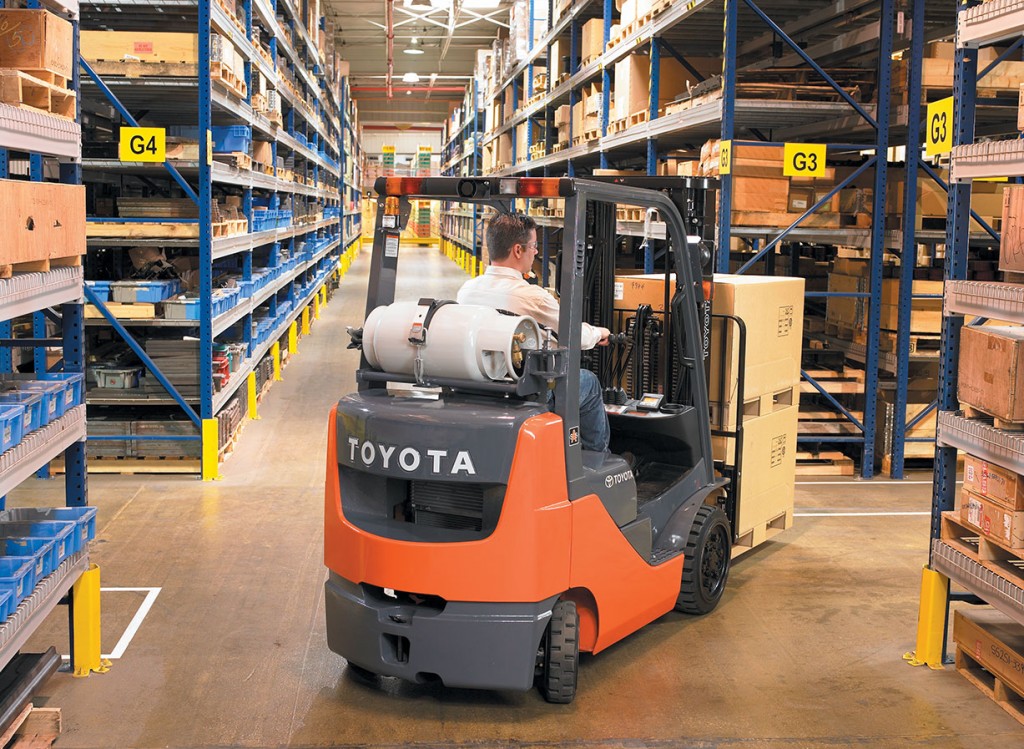 Toyota forklift operator moving comfortably in a limited space thanks to the rear direction of the vehicle